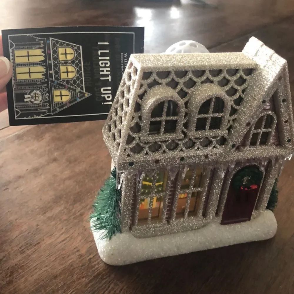 New Light Up Bath and Body Works Holiday Cottage Wallflower Plug In Cozy Holiday